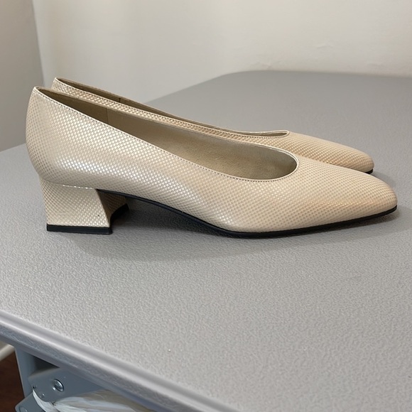 Vintage Stuart Weitzman Cream Block Heels. Size 8.5AA. - Picture 4 of 16
